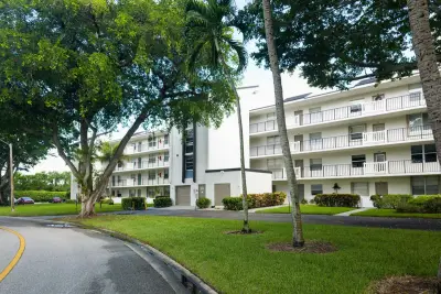 24 Abbey Ln #301, Delray Beach: photo 1 of 19