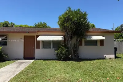 541 Mercury St, West Palm Beach: photo 1 of 19