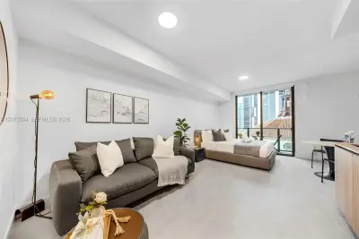 121 NE 5th St #707, Miami: photo 1 of 53