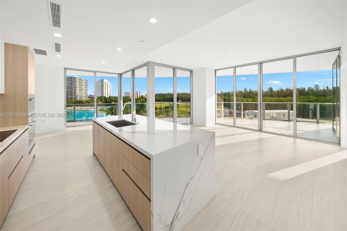 2411 Laguna Cir #311, North Miami: photo 1 of 26