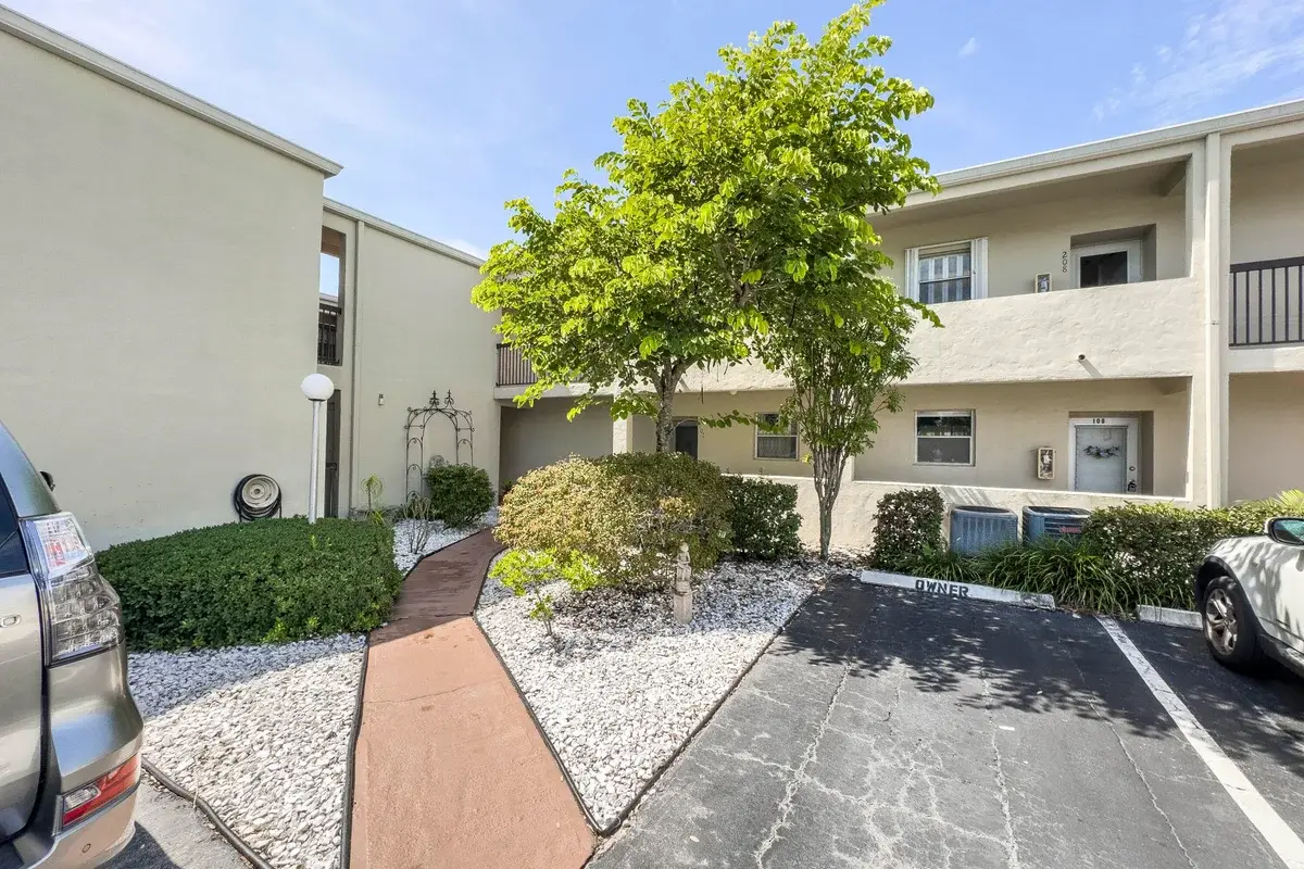 2540 Boundbrook Blvd #204, Palm Springs: photo 1 of 16