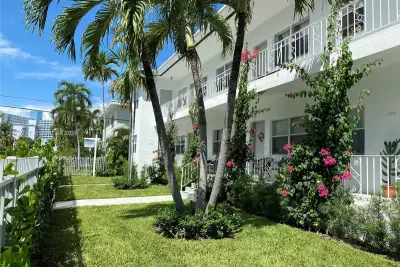 1011 9th St #8, Miami Beach: photo 1 of 15