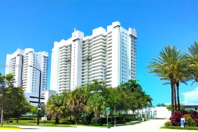 14951 Royal Oaks Ln #1006, North Miami: photo 1 of 36