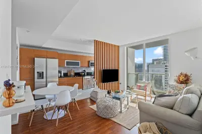 244 Biscayne Blvd #3105, Miami: photo 1 of 15