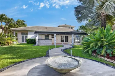 1371 Victoria Isle Dr, Weston: photo 1 of 101
