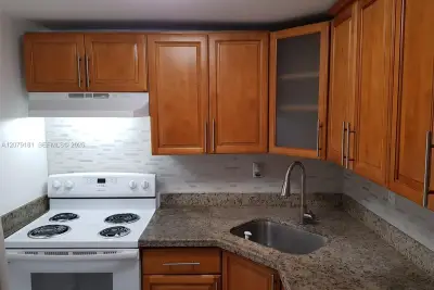606 W 81st St #314, Hialeah: photo 1 of 5