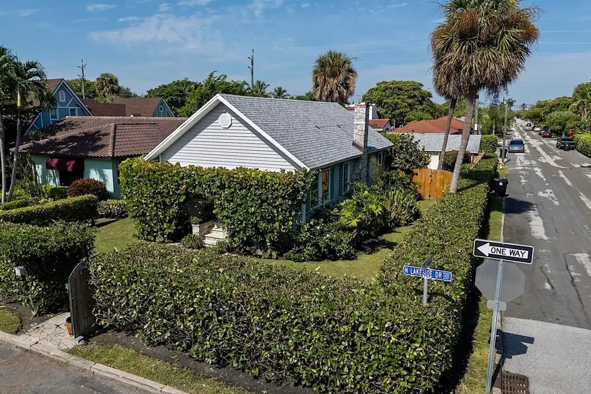 629 N Lakeside Dr, Lake Worth Beach: photo 1 of 23