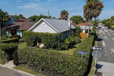 629 N Lakeside Dr, Lake Worth Beach: photo 1 of 23