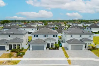 13609 SW 185th Ln, Miami: photo 1 of 63