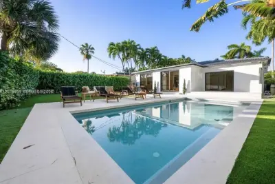 900 W 47th Ct, Miami Beach: photo 1 of 18