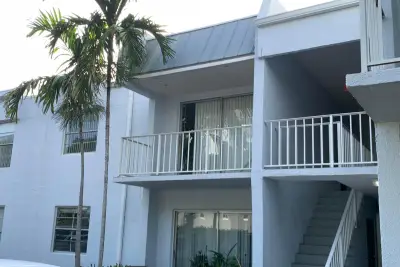 431 Executive Center Dr #206, West Palm Beach: photo 1 of 8