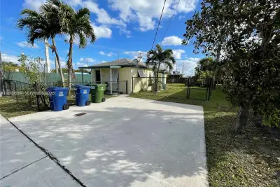 1016 NW 1st Ave, Hallandale Beach: photo 1 of 3