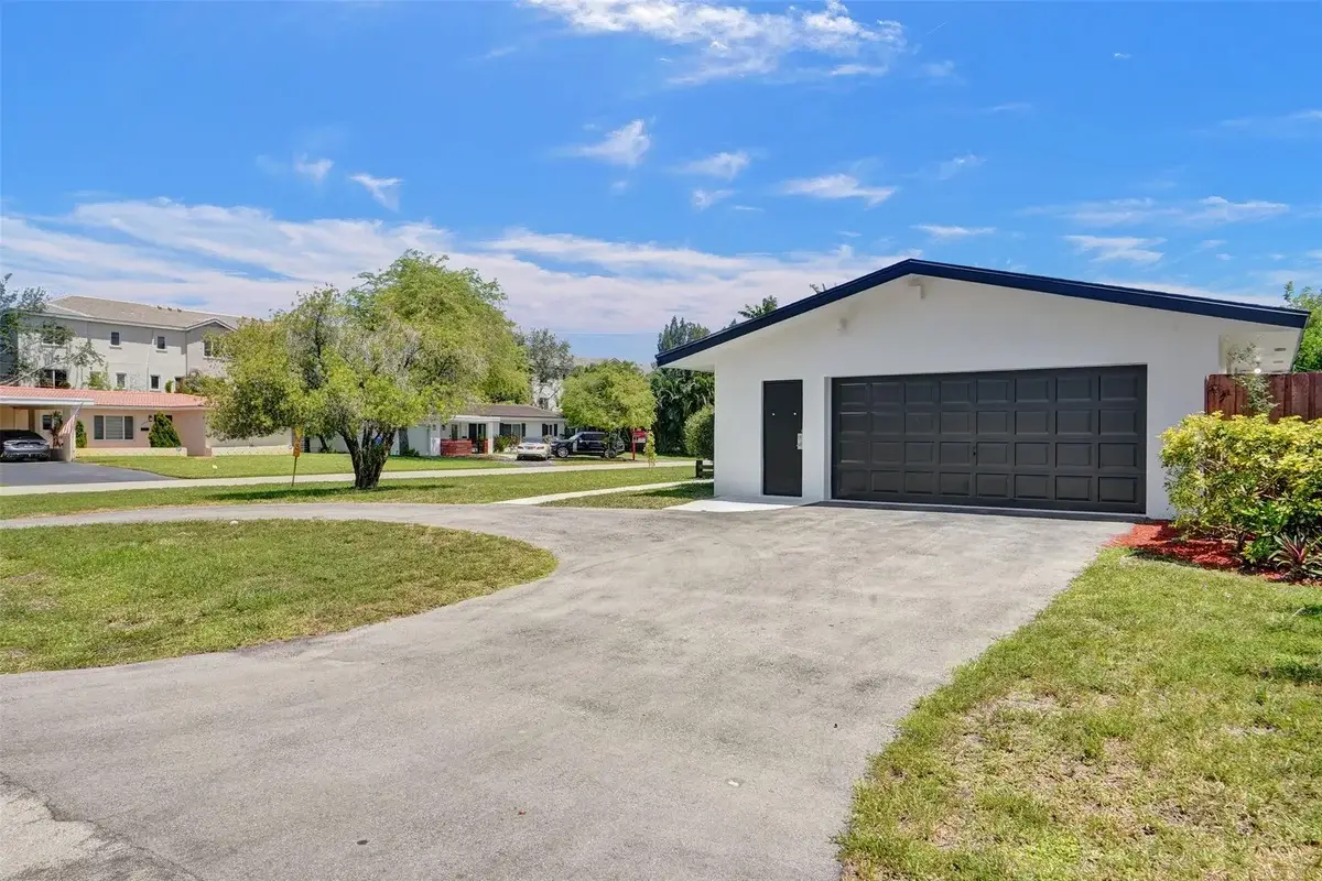 4017 NE 18th Ave, Oakland Park: photo 1 of 26