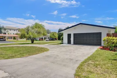 4017 NE 18th Ave, Oakland Park: photo 1 of 26