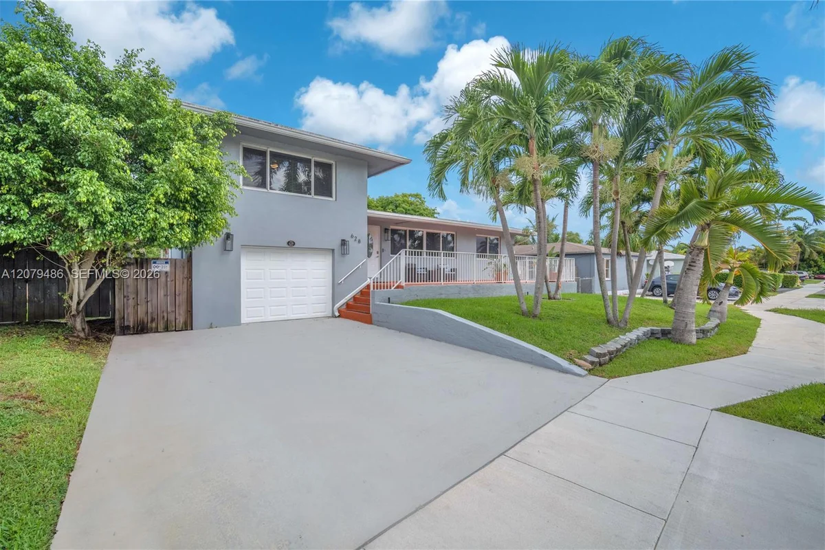 628 SW 4th St, Hallandale Beach: photo 1 of 38