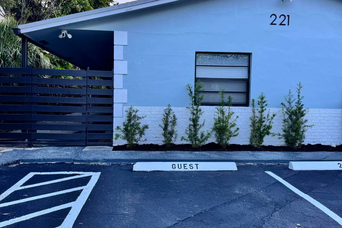221 SE 11th Ave #1, Pompano Beach: photo 1 of 17