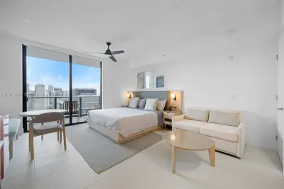 159 NE 6th St #3706, Miami: photo 1 of 23
