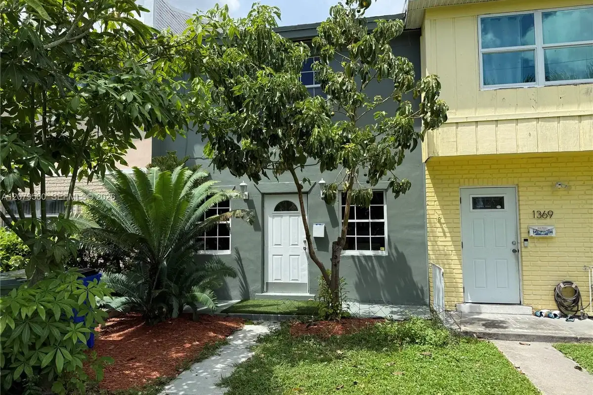 1367 NW 66th Ave, Margate: photo 1 of 17