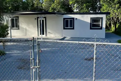 5764 E 5th Ave, Hialeah: photo 1 of 13