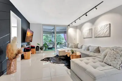 400 SE 10th St #302, Deerfield Beach: photo 1 of 11