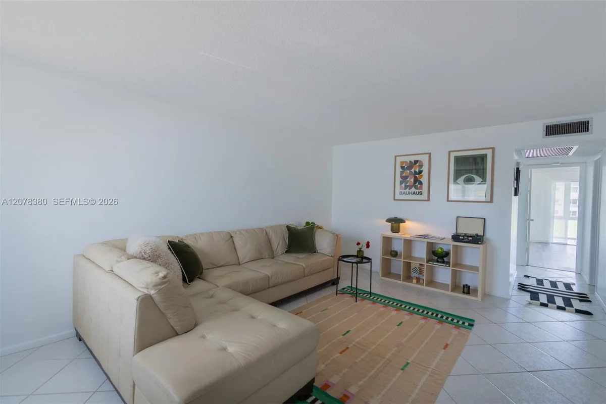 2052 E Harwood E, Deerfield Beach: photo 1 of 11