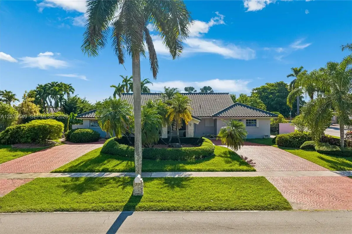 590 NW 132nd Ave, Miami: photo 1 of 40