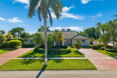 590 NW 132nd Ave, Miami: photo 1 of 40