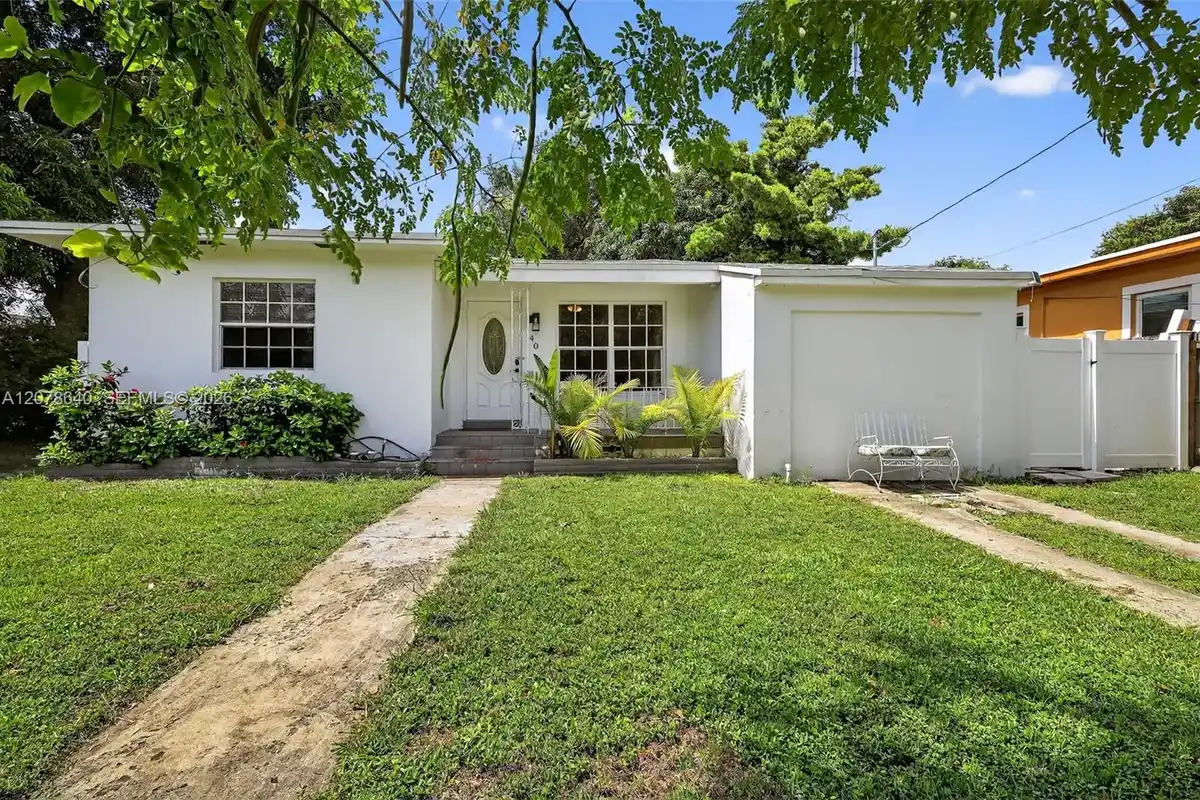 40 NW 68th St, Miami: photo 1 of 23