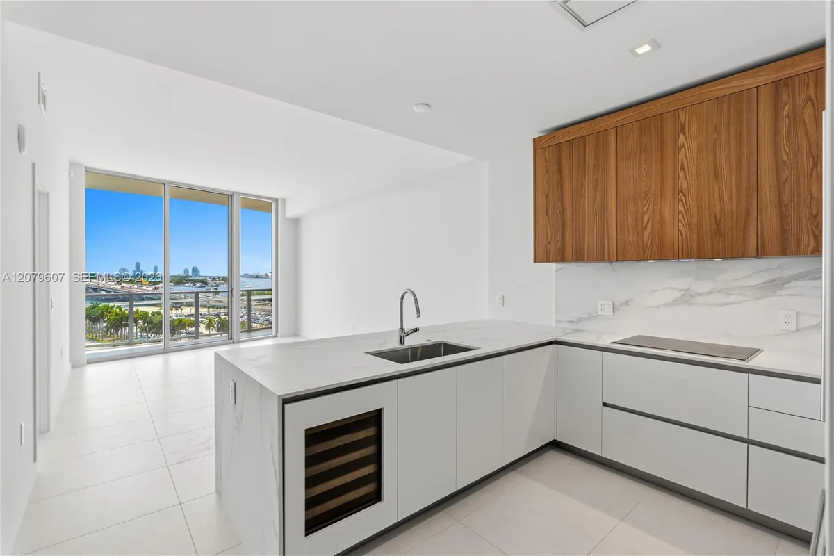 1400 Biscayne Blvd #804, Miami: photo 1 of 37