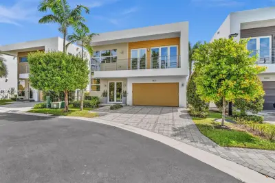 9870 NW 74th Ter, Doral: photo 1 of 70