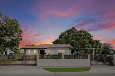 6535 NW 6th Ave, Miami: photo 1 of 12