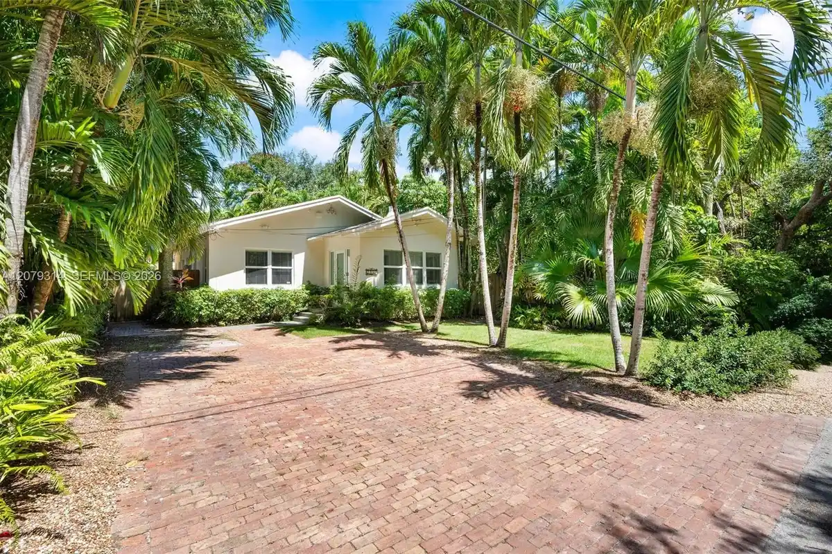 2465 Inagua Ave, Miami: photo 1 of 25