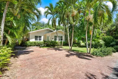 2465 Inagua Ave, Miami: photo 1 of 25