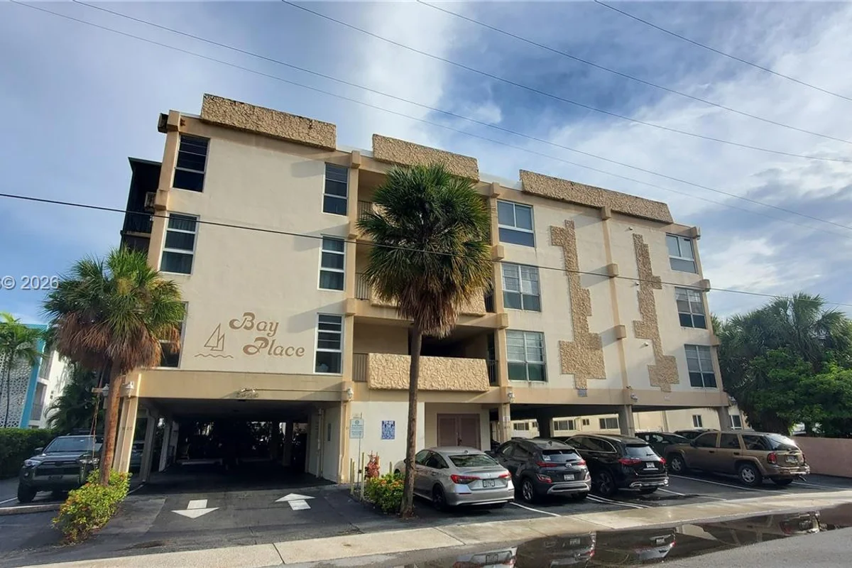 2420 Diana Dr #203, Hallandale Beach: photo 1 of 4