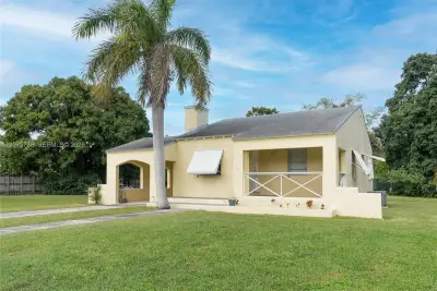 27 NW 21st St, Homestead: photo 1 of 11