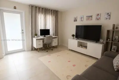 421 NE 1st St #217, Hallandale Beach: photo 1 of 9