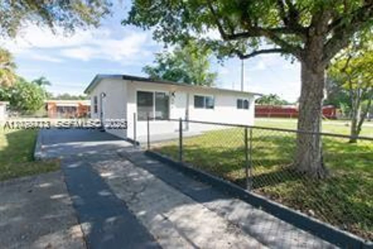 916 SW 24th Ave, Fort Lauderdale: photo 1 of 8