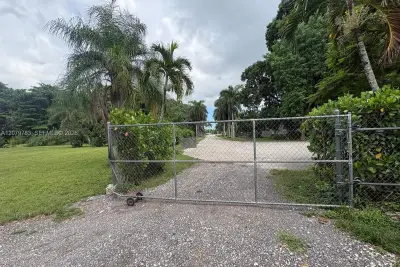 17725 SW 218th St, Miami: photo 1 of 8