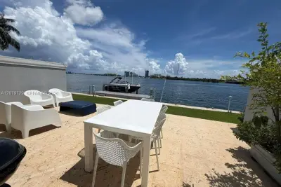 8031 NE Bayshore Ct, Miami: photo 1 of 25