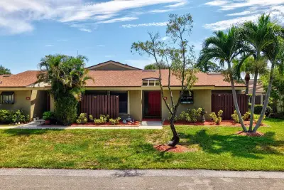 204 Meadows Dr, Boynton Beach: photo 1 of 43