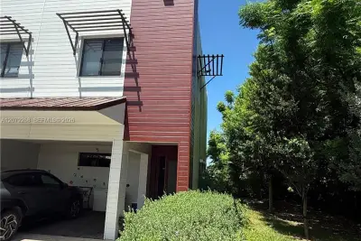 916 NW 8th St #6, Florida City: photo 1 of 20