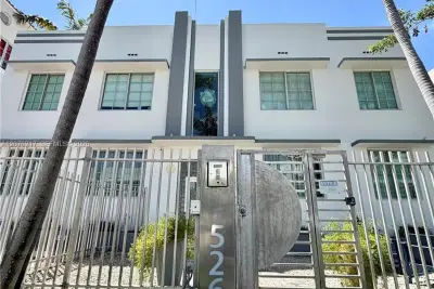 526 15th St #12, Miami Beach: photo 1 of 12
