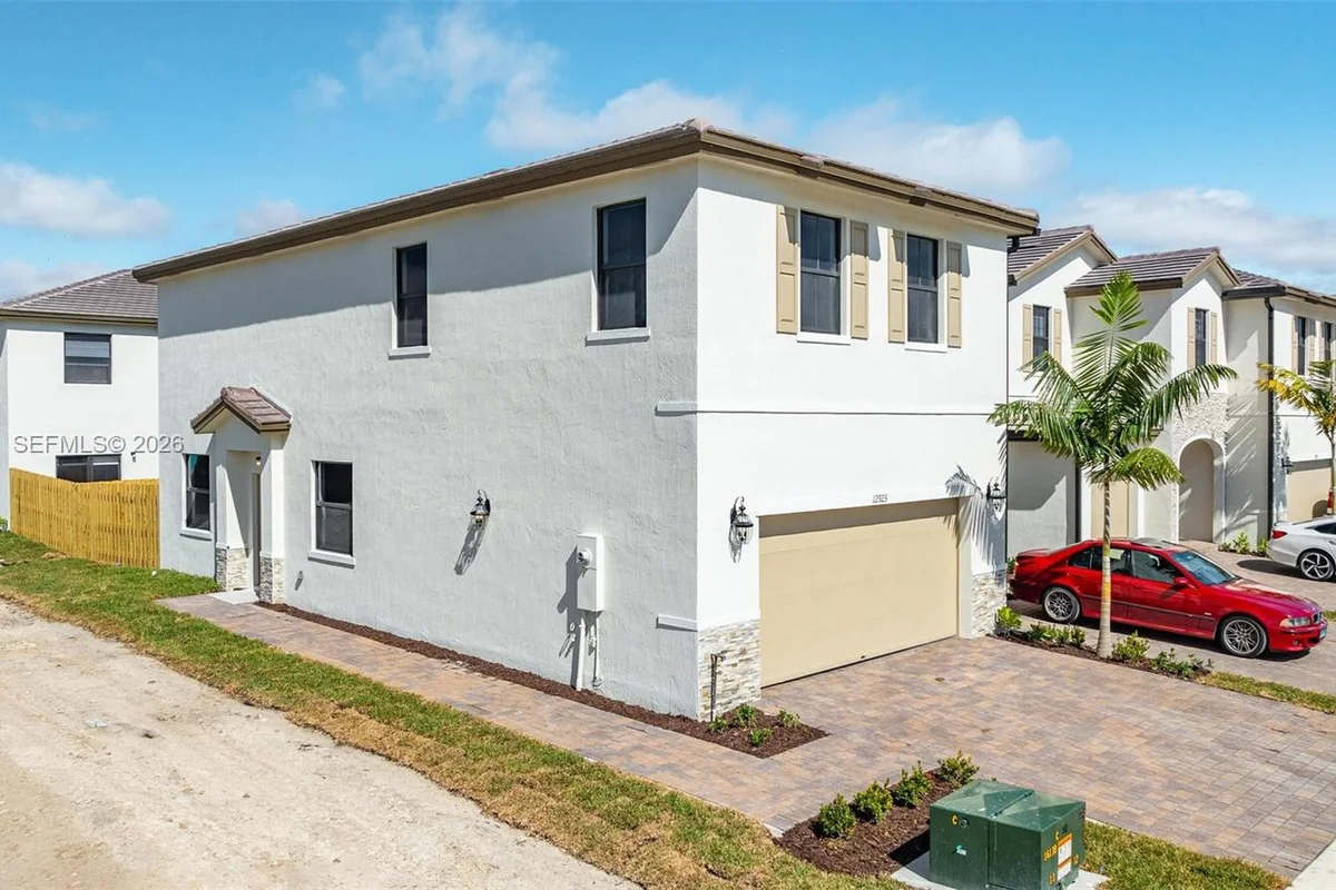 Townhouse in Miami: photo 1 of 24