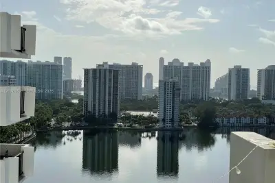 Condo in Aventura: photo 1 of 24
