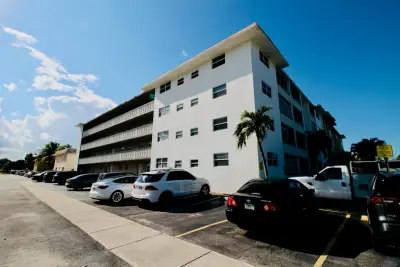 211 NE 8th Ave #208, Hallandale Beach: photo 1 of 1