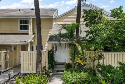 2071 Champions Way, North Lauderdale: photo 1 of 35
