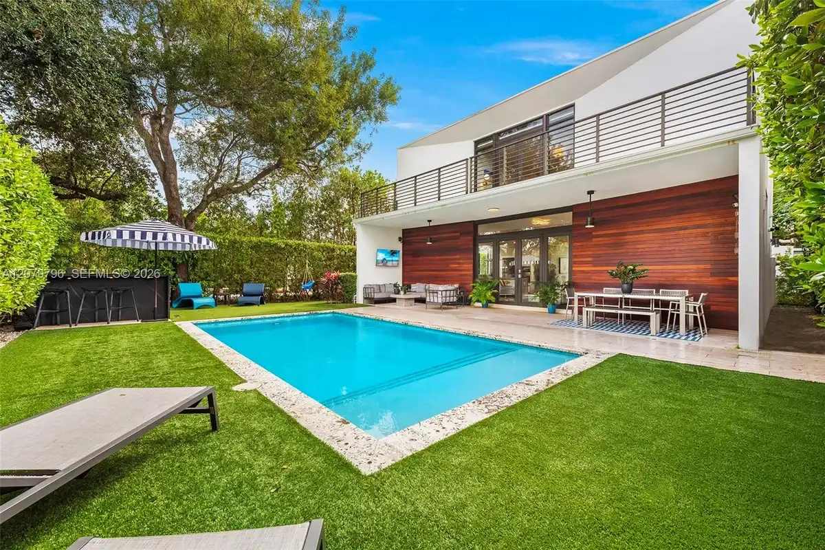 8611 Arboretum Ln, Miami: photo 1 of 39