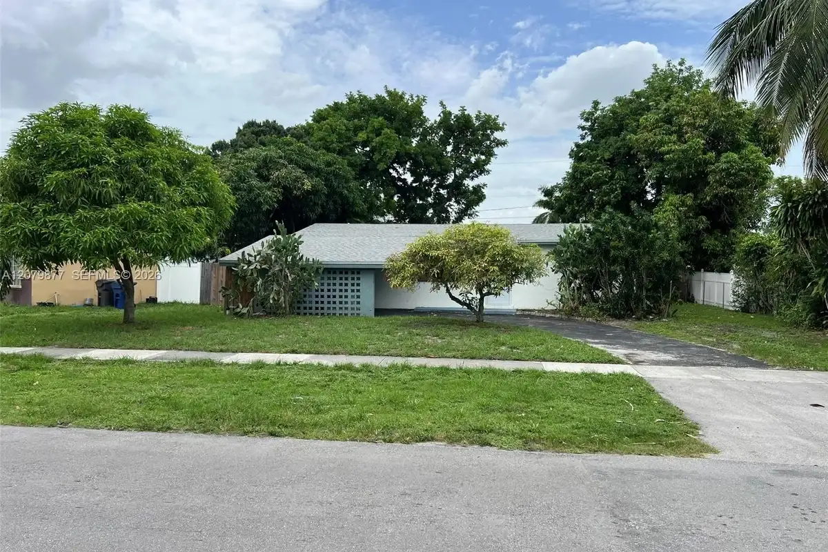 4421 NW 33rd St, Lauderdale Lakes: photo 1 of 27
