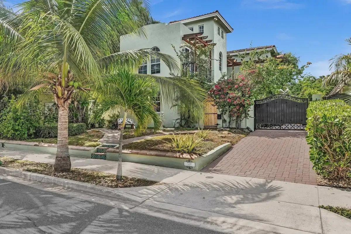 724 Park Pl, West Palm Beach: photo 1 of 77
