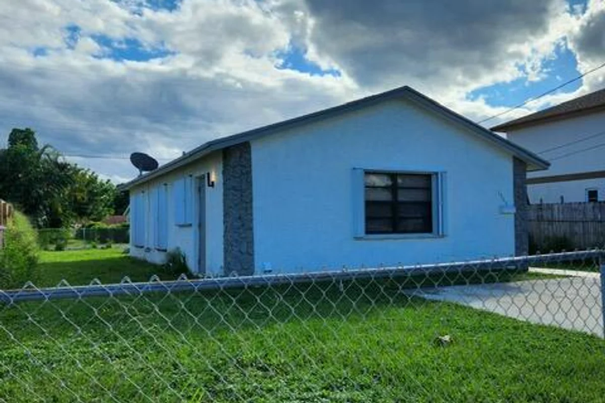 1565 W 36th St, West Palm Beach: photo 1 of 8